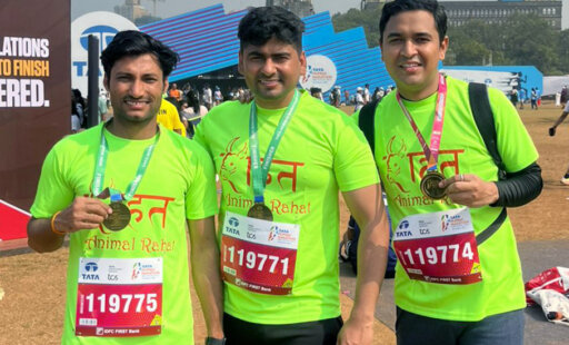 पशु समर्थकों ने एनिमल राहत के लिए टाटा मुंबई रन में भाग लेने हेतु एनिमल राहत के वस्त्र पहने